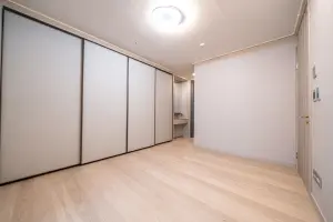 슬라이딩 수납장과 파우더룸이 있는 모던 침실